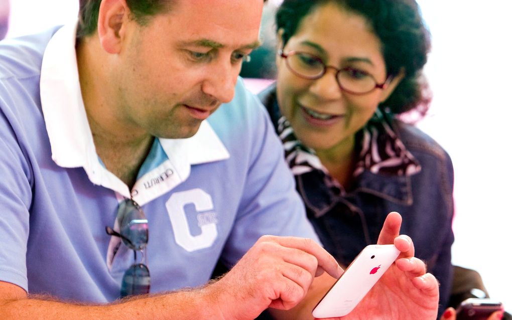 Meeluisteren met een mobiel telefoongesprek is irritant omdat je maar een gesprekspartner tegelijk kunt horen, zeggen Amerikaanse onderzoekers. Foto ANP