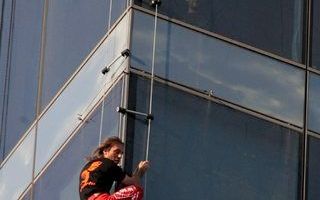 MOSKOU &#61559;– De Franse stuntman Alain Robert, beter bekend als Spiderman, klom dinsdag tegen de 240 meter hoge gevel van het Moskouse stadhuis op. De waaghals werd aangemoedigd door een juichende menigte. Op het dak werd Robert opgewacht door politiea