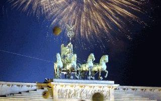 BERLIJN - Op veel plaatsen werd 2003 met vuurwerk ingeluid. In de Duitse hoofdstad Berlijn waren rond een miljoen mensen naar de Brandenburger Tor gestroomd, de oude scheiding tussen Oost- en West-Duitsland. - Foto EPA