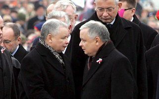 WARSCHAU – De Poolse minister president Jaroslaw (l.) en zijn tweeling broer president Lech (r.) Kaczynski lijken wederom een hoofdrol te gaan spelen in de EU top van volgende week in Lissabon. De grote landen binnen de EU proberen de huidige voorzitter P