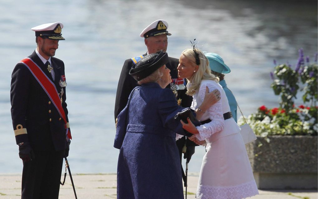 OSLO - Koningin Beatrix en de Noorse koninklijke familie ontmoeten elkaar. Foto EPA