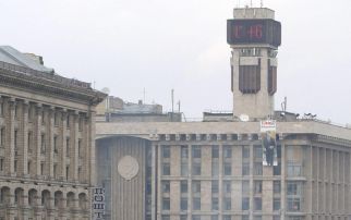 KIEV â€“ Beeld van een tentenkamp in het centrum van de OekraÃ¯ense hoofdstad Kiev. Oppositieleider Joesjtsjenko riep zijn aanhangers woensdag op hun protesten stop te zetten. Tevens kondigde hij aan dat de blokkade van overheidsgebouwen zal worden beÃ«in