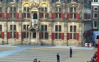 DELFT - Enkele tientallen belangstellenden staan dinsdagochtend in alle vroegte op de Markt in Delft. In de Nieuwe Kerk wordt prinses Juliana bijgezet. Foto ANP