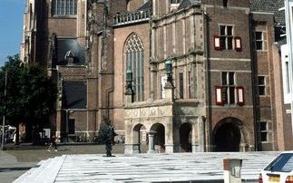 ARNHEM â€“ De stichting Oude Gelderse Kerken krijgt de Pauwenveer van het Prins Bernhard Cultuurfonds. De stichting bezit zes protestantse kerken en een synagoge. Foto: de Grote of Sint Eusebiuskerk te Arnhem. - Foto Roel Dijkstra