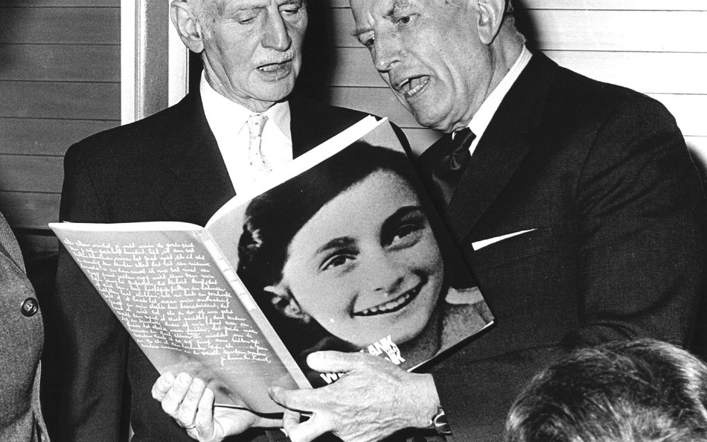 Otto Frank (l.) met een boek van zijn Anne. De vader van Anne Frank was de enige van de familie die de oorlog overleefde. beeld ANP