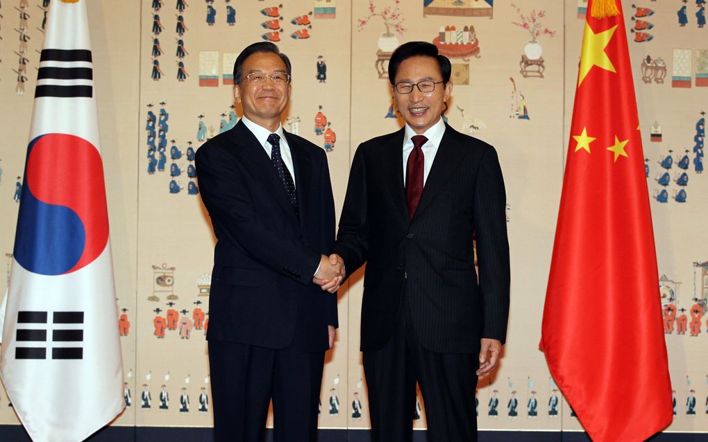 De Zuid-Koreaanse president Lee Myung-bak (r.) en de Chinese premier Wen Jiabao. Foto EPA