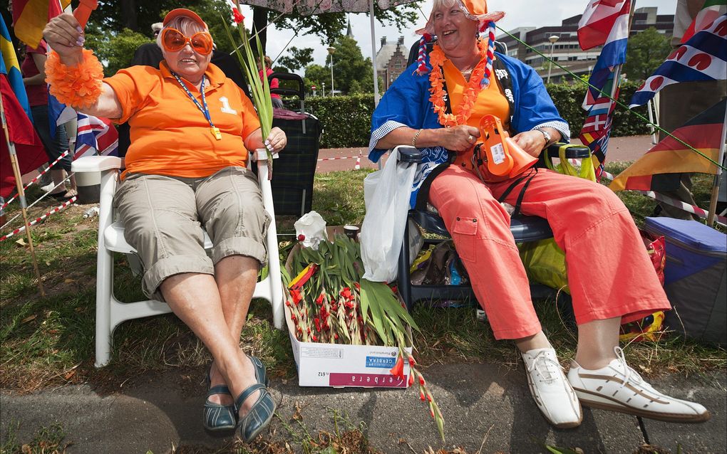 Toeschouwers van de Nijmeegse Vierdaagse zitten vrijdag op de Via Gladiola, waar de finish van de wandeltocht aan de gang is. Foto ANP