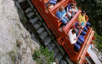 De folder van de steilste tandradbaan ter wereld belooft niets te veel. Foto alpenregion.ch