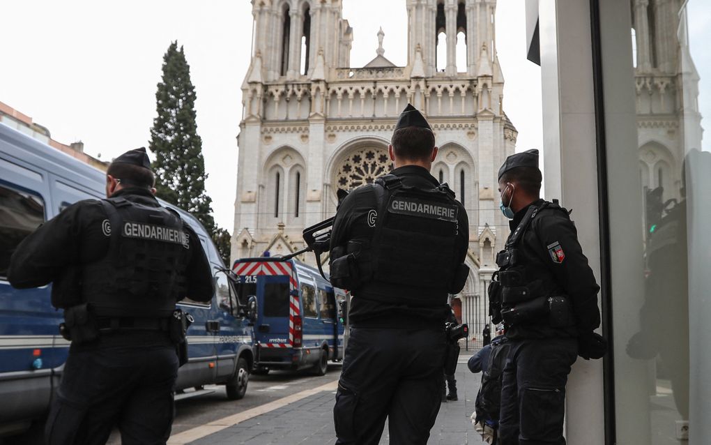 Franse agenten bij een kerk in het Franse Nice, waar in 2020 iemand drie mensen doodstak. beeld AFP, Valery Hache