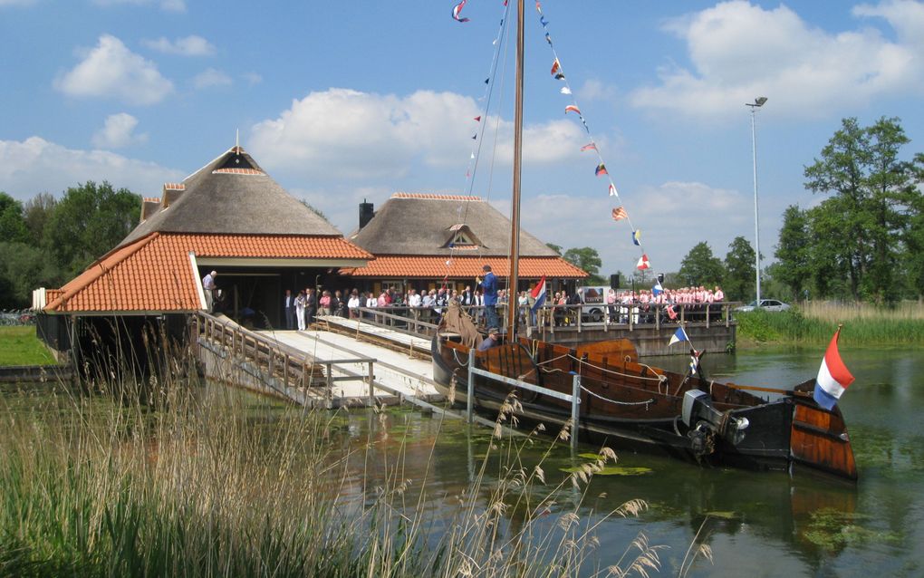 ENTER – Een zomp voer gisteren de scheepshelling op bij de opening van de historische werf in Enter. De Wierdense wethouder Broeze meldde bij de opening dat de gemeenten Wierden, Hellendoorn en Rijssen-Holten de Regge bevaarbaar willen houden voor de zomp