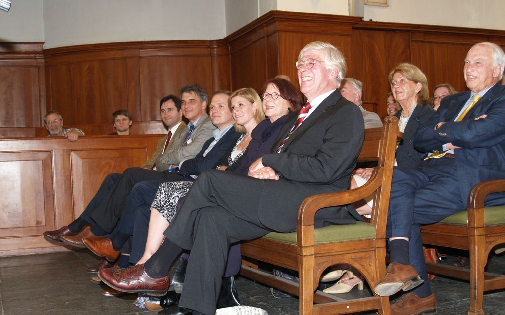 Dr. Van Asselt (voorste rij, rechts) nam donderdag in Utrecht afscheid als docent geschiedenis van het protestantisme. Foto P. M. Wisse