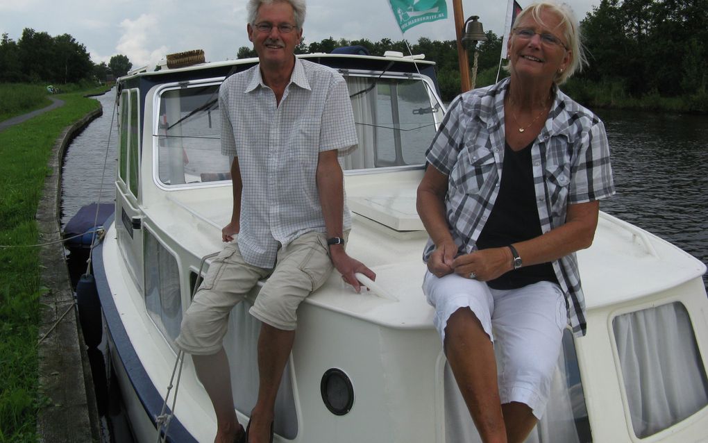 OSSENZIJL – Paul en Kitty IJsselmuiden op hun boot. „Wij houden van eerlijke materialen.” Foto RD