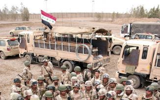 FALLUJAH - Iraakse militairen ontvangen maandag een laatste briefing bij een militaire basis vlakbij Fallujah. Dinsdagmorgen werd de stad bestookt met granaten en raketten en trokken Amerikaanse marinirier een beruchte wijk van de stad binnen. Iraakse mil