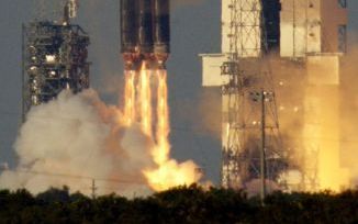 KENNEDY SPACE CENTER â€“ De Delta 4 raket die dinsdag vanaf het Kennedy Space Center in Florida werd gelanceerd, verheft zich met brullende motoren van de aardbodem. Foto EPA