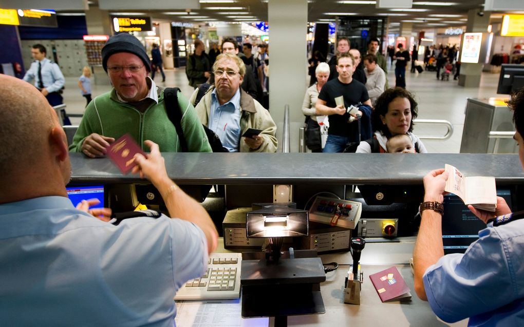 Paspoortcontrole op Schiphol. Foto ANP