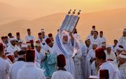 Voor zonsopgang beklimmen de mannelijke leden van de religieuze groep de Gerizim. Op de top voeren ze rituelen uit en zingen ze gezangen. beeld AFP, Emmanuel Dunand