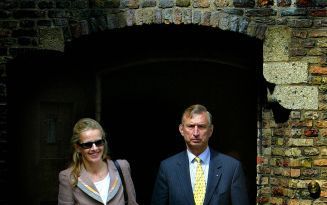 De ceremoniemeester van de koningin, hier samen met prinses Mabel, stelde een boek samen over het gebruik van titels, graden en titulatuur. Foto ANP