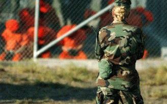 GUANTANAMO - Jodi Smith houdt gevangenen op de Amerikaanse basis Guantanamo in de gaten die ervan worden verdacht met de Taliban te hebben meegevochten. De mensenrechtenorganisatie Amnesty International zegt in een rapport dat de Verenigde Staten hun geva