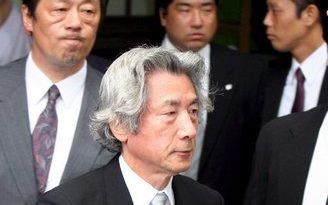 De Japanse premier Junichiro Koizumi komt aan bij de tempel waar de 2,5 miljoen oorlogsdoden van Japan worden vereerd. Foto EPA