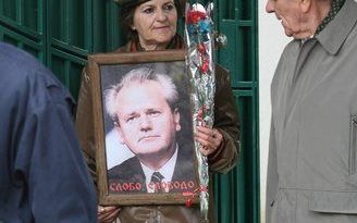 Honderden Serviërs hebben zaterdag de dood van hun oud-president Milosevic herdacht. Hij werd op 11 maart vorig jaar dood aangetroffen in zijn VN-cel in Scheveningen. Foto EPA