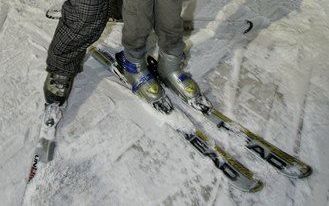 ZOETERMEER â€“ De 15-jarige Avi werkt samen met een skileraar van het Zoetermeerse SnowWorld aan zijn techniek. Leerlingen van de joodse Cheider jongensschool uit Amsterdam hebben vrijdag pret in de sneeuw. Het dagje is verdiend doordat de jongens het hel