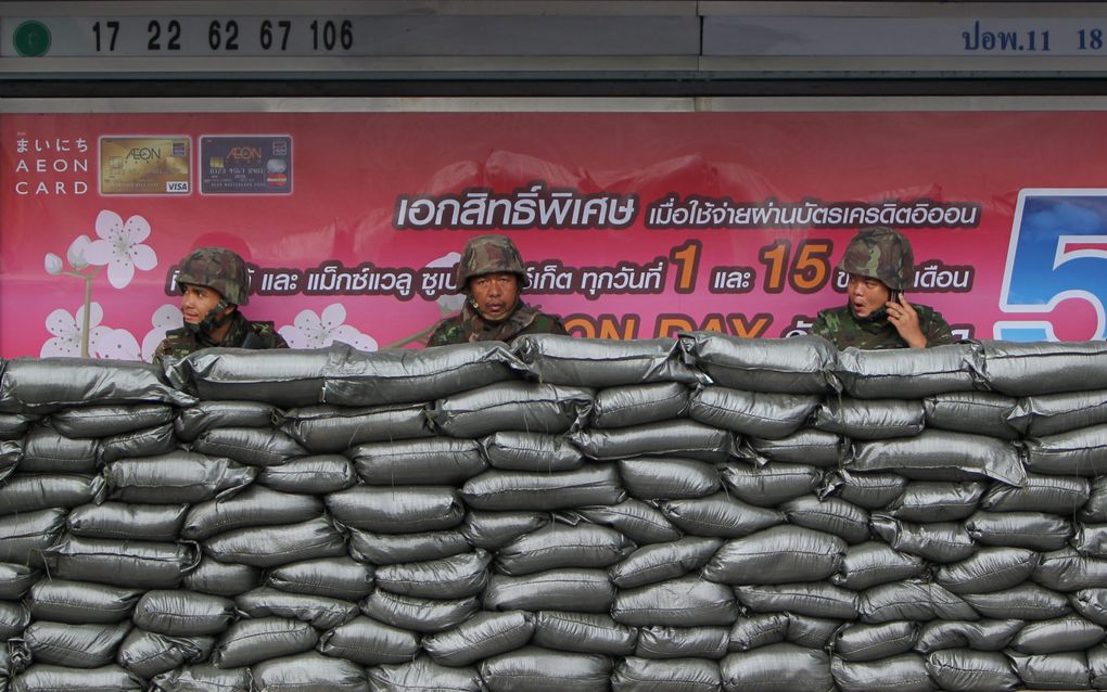 BANGKOK - Het Thaise leger schiet op de roodhemden. Foto EPA