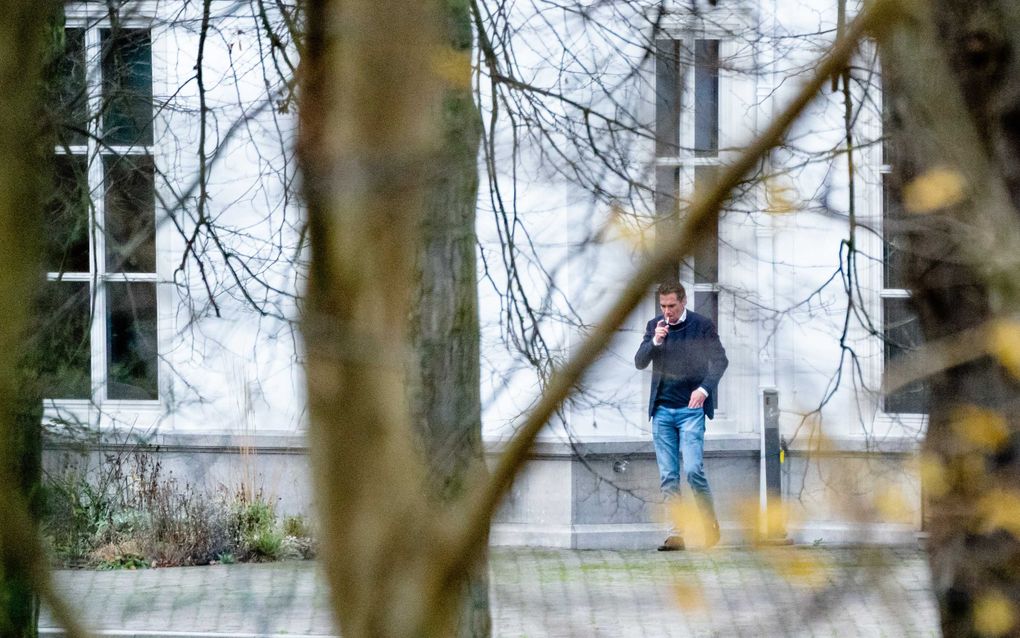 Staatssecretaris Bas van 't Wout van Sociale Zaken loopt de tuin van het Catshuis tijdens een gesprek over het toeslagenrapport van de ondervragingscommissie. beeld ANP BART MAAT