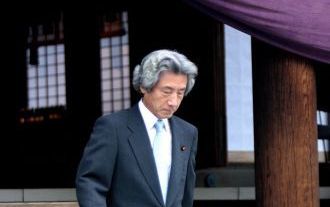 TOKIO/SEOUL â€“ De Japanse premier Koizumi heeft maandag opnieuw een bezoek gebracht aan het omstreden Yasukuniâ€“monument. Foto ANP