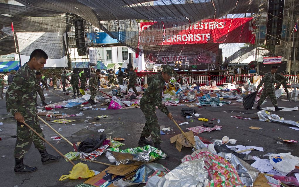 Soldaten ruimen het afval op dat de demonstrerende roodhemden massaal hebben achtergelaten. Foto EPA