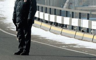 SJANGHAI â€“ Twintig Aziatische landen hebben onlangs in Sjanghai een verdrag ondertekend over de aanleg of verbetering van 140.000 kilometer autosnelweg. Foto: een Russische agent op een nieuwgebouwde brug in Zuid Rusland die in februari gereed kwam en o