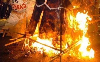 Duizenden mensen demonstreren in de hoofdstad van Uruguay tegen het bezoek van de Amerikaanse president Bush en zijn vrouw. Foto EPA