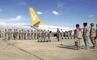 KABUL â€“ Nederlandse piloten bewezen donderdag met hun Apache helikopters op het internationale vliegveld van Kabul in Afghanistan de laatste eer aan een Noorse soldaat. De soldaat kwam zondag om het leven door een aanslag in de Afghaanse hoofdstad. Foto