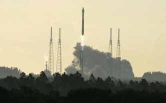 Op Cape Canaveral in Florida is vrijdag een raket met daarop de Mars Reconnaissance Orbiter (MRO) gelanceerd. De MRO is een onbemande onderzoeksmissie naar de rode planeet. De vlucht was deze week twee keer uitgesteld. De 6,5 meter hoge MRO gaat vanuit ee