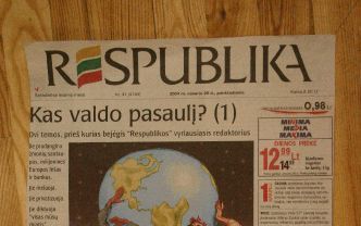 VILNIUS â€“ De voorpagina van Respublika met de foto van een Jood en een homoseksueel die samen de aardbol dragen. De kop boven de afbeelding luidt: ”Wie regeert de wereld?”