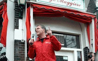 AMSTERDAM - PvdA-leider Bos presenteerde zaterdagmiddag tijdens zijn straatrede in Amsterdam de Beter-begroting, waarin alternatieven staan voor de Miljoenennota van Balkenende. - Foto ANP