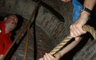 UTRECHT â€“ Mr. Pieter van Vollenhoven luidde dinsdag de klokken van de Utrechtse Domtoren. Hij was aanwezig bij de viering van de 500e verjaardag van de luidklokken. Foto Patrick van Emst