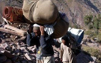 Hulpverleners in de getroffen Pakistaanse gebieden kunnen de geÃ¯soleerde dorpen vaak alleen via nauwe bergpaadjes bereiken. Foto Kjeld Duits