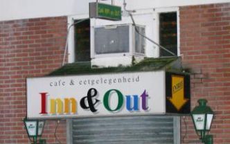 ROTTERDAM - Het cafÃ© Inn and Out waar zaterdag drie mensen zijn doodgeschoten. Foto ANP