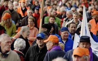 WAPENVELD - Enkele honderden inwoners, oud-werknemers en werknemers van de Berghuizer Papierfabriek in Wapenveld in Gelderland hebben zaterdag gedemonstreerd tegen de mogelijke sluiting van de vestiging. De Finse multinational Stora Enso sluit de fabriek 