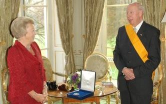 Prof. dr. P. H. Kooijmans is dinsdag op Paleis Huis ten Bosch benoemd tot ridder in de Huisorde van de Gouden Leeuw van Nassau. Foto ANP