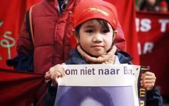 DEN HAAG - Op 28 september 2007 betoogden Birmese kinderen in Den Haag samen met leden van de Burmese Democratic Community (BDC) tegen de ondrukking in Myanmar (Birma). Foto ANP