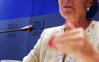 DEN HAAG - Stralend van geluk gaf de kersverse eurocommissaris Mededinging, Neelie Kroes, donderdag in het ministerie van Buitenlandse Zaken haar eerste persconferentie. Ze zal „streng en rechtvaardig” zijn. Net als vroeger, toen ze minister van Verkeer e