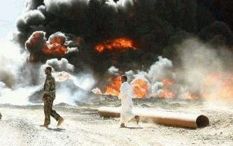 KIRKUK â€“ Enorme rookwolken stijgen bij een brandende oliepijplijn in Noord Irak. Opstandelingen bliezen de pijplijn op, nog geen 24 uur nadat de schade van een vorige aanslag was gerepareerd. Foto EPA