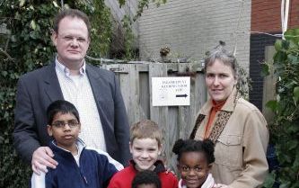 De familie Verleun, v.l.n.r. Ron, Marien, Robbert, Carlo, Mareije en Arna, voor het bordje op hun schuttingdeur. Marien houdt zich sinds de ramp in AziÃ« sterk bezig met de gevolgen voor zijn geboorteland. „Wat hebben jullie nodig? Medicijnen! En waar?” F