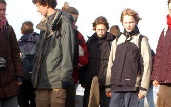 SCHEVENINGEN â€“ Jongeren bekeken maandag op het strand van Scheveningen een aangespoelde maanvis. De afgelopen dagen zijn acht van deze vissen op de Nederlandse kust aangetroffen. Foto ANP