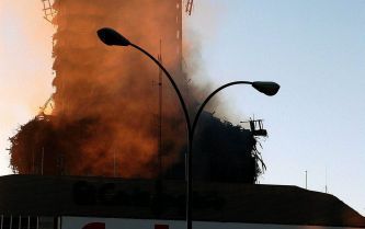 MADRID - Brand in de Windsor-toren, ontstaan door kortsluiting. FOTO EPA