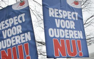 DEN HAAG â€“ Actievoerders demonstreerden woensdag tijdens de manifestatie Respect voor Ouderen Nu op het Plein voor de Tweede Kamer in Den Haag. In de Kamer werd gedebatteerd over de problemen in de verpleeghuiszorg. Foto ANP