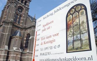 APELDOORN â€“ De Loolaankerk in Apeldoorn krijgt een jubileumraam ter gelegenheid van het regeringsjubileum van koningin Beatrix. Om hiervoor geld in te zamelen, is enige tijd gelegen de Stichting Jubileumgeschenk opgericht. Foto RD Henk Visscher