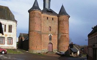 De versterkte kerk van Plomion heeft een prachtige, meer dan 1000 jaar oude doopvont. - Foto RD