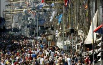 AMSTERDAM - Duizenden mensen lopen donderdag in Amsterdam langs de Tall Ships tijdens SAIL 2005. Foto ANP